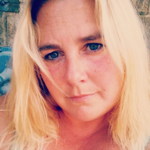 Meet your Posher, Nicole - Picture 2 of 2